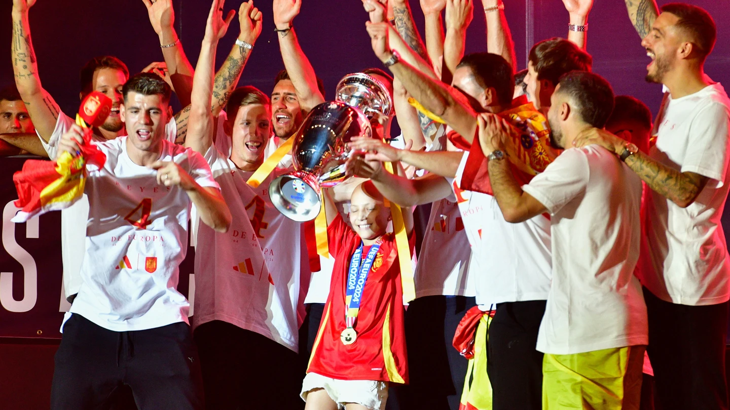 Los jugadores de la selección junto a María durante la celebración de la victoria en la Eurocopa de la selección española de fútbol. Los jugadores de la selección junto a María durante la celebración de la victoria en la Eurocopa de la selección española de fútbol.