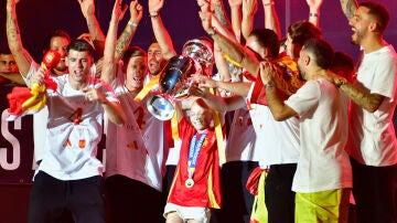 Los jugadores de la selección junto a María durante la celebración de la victoria en la Eurocopa de la selección española de fútbol.