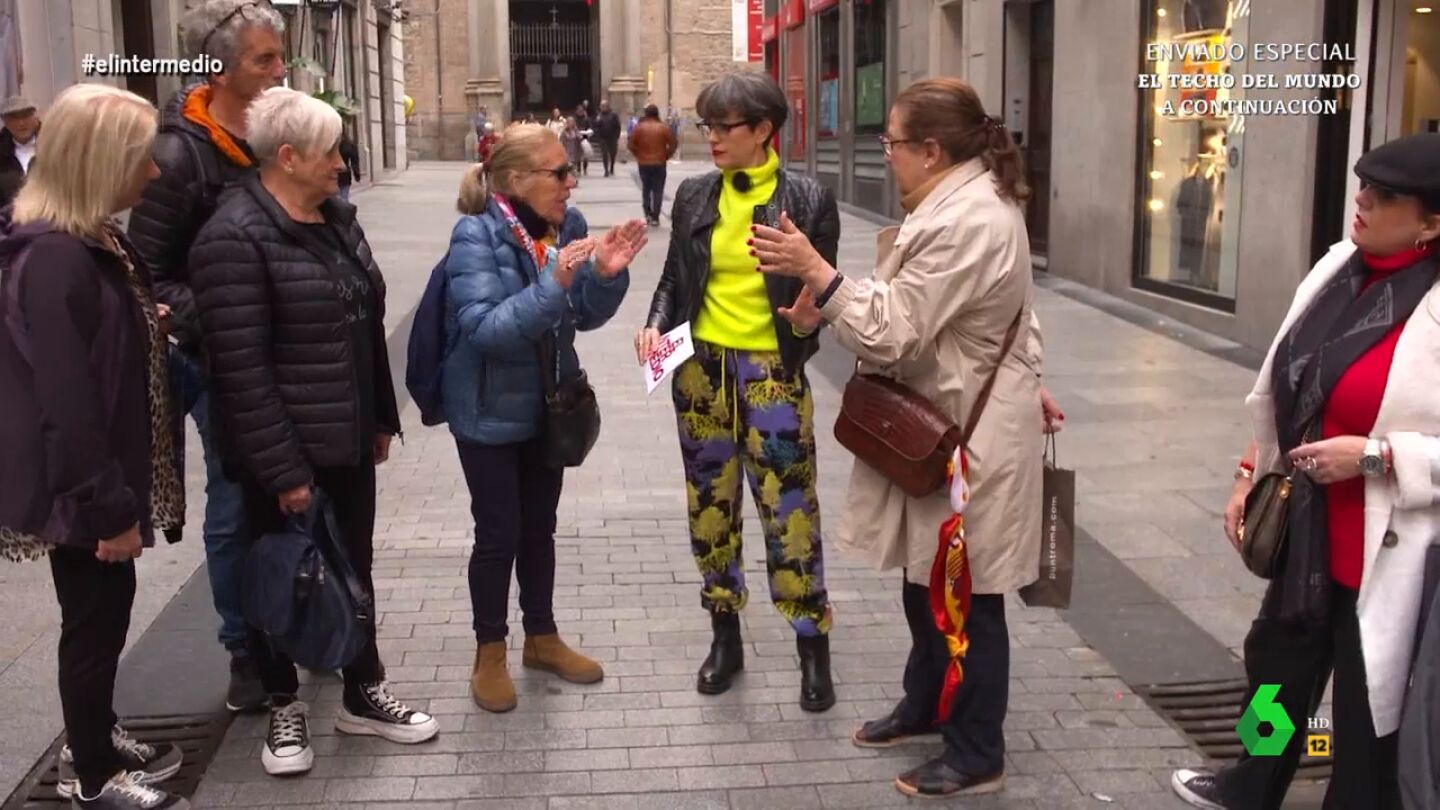 As&iacute; responde una mujer a otra que afirma que con la inmigraci&oacute;n "nos quitan ayudas para d&aacute;rselas a chorizos": "Vienen a trabajar"