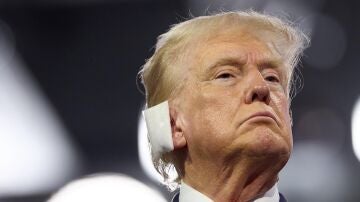 Donald Trump reaparece en la Convención Nacional Republicana con la oreja vendada tras el atentado