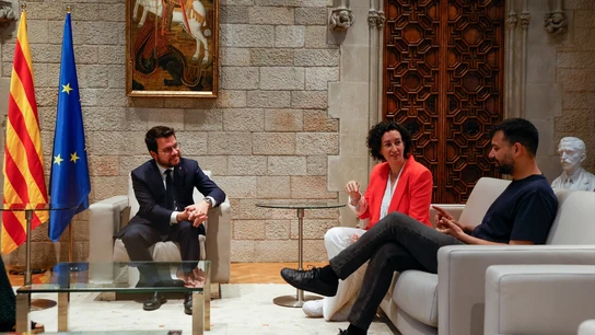 El presidente de la Generalitat, Pere Aragonès; la secretaria general de ERC en funciones, Marta Rovira, y el diputado de ERC en el Parlament Rubén Wagensberg, se reúnen en el Palau de la Generalitat. El presidente de la Generalitat, Pere Aragonès; la secretaria general de ERC en funciones, Marta Rovira, y el diputado de ERC en el Parlament Rubén Wagensberg, se reúnen en el Palau de la Generalitat.