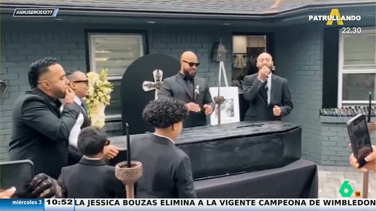 Una joven celebra su cumpleaños con la estética de un funeral: los invitados van de negro y ella sale de un ataúd Una joven celebra su cumpleaños con la estética de un funeral: los invitados van de negro y ella sale de un ataúd