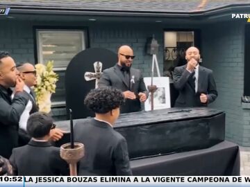 Una joven celebra su cumpleaños con la estética de un funeral: los invitados van de negro y ella sale de un ataúd