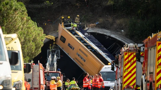 Un autobús queda atravesado en la entrada de un túnel en Barcelona dejando tres heridos críticos y 11 graves Un autobús queda atravesado en la entrada de un túnel en Barcelona dejando tres heridos críticos y 11 graves