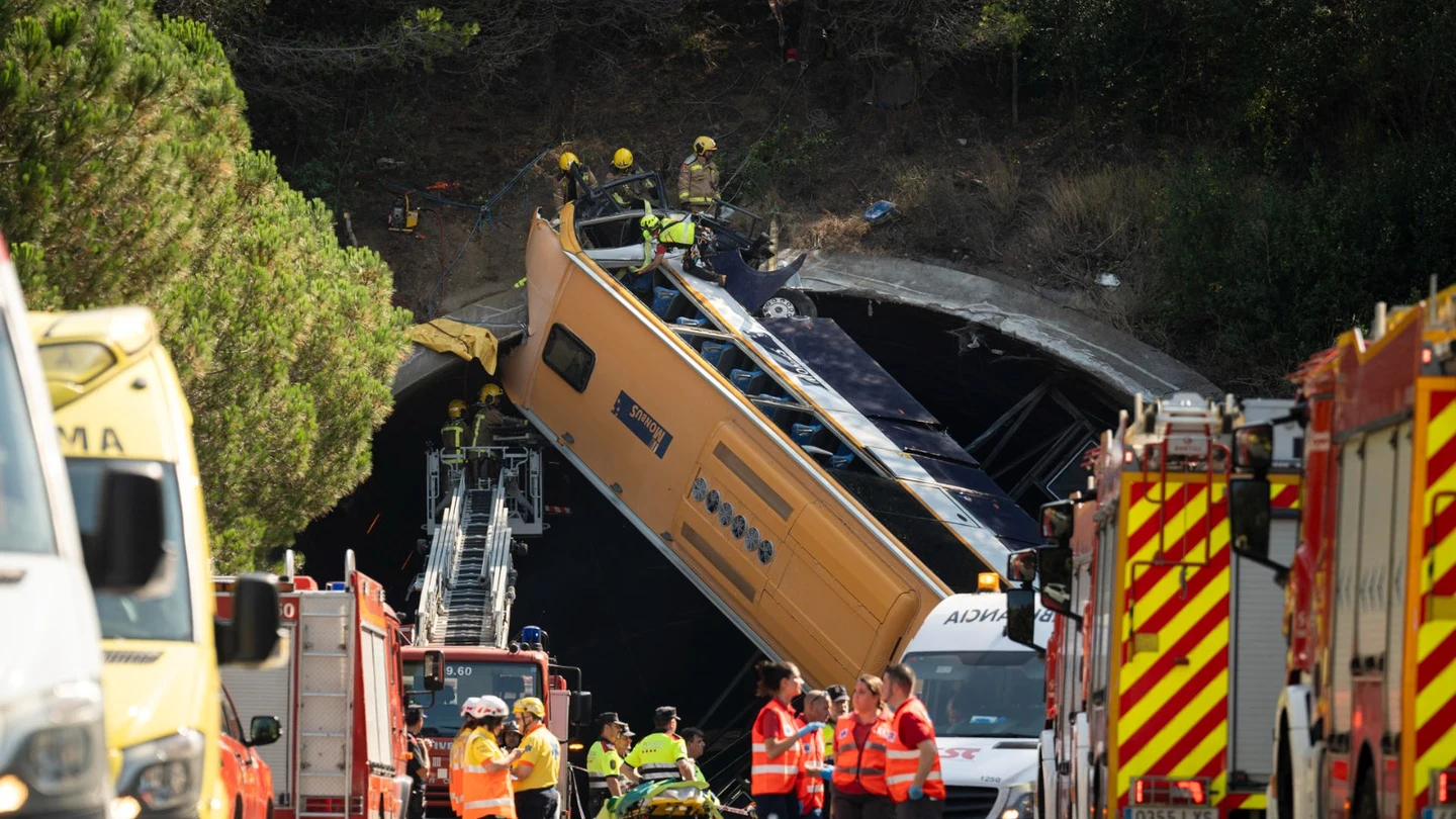 Un autobús queda atravesado en la entrada de un túnel en Barcelona dejando tres heridos críticos y 11 graves Un autobús queda atravesado en la entrada de un túnel en Barcelona dejando tres heridos críticos y 11 graves