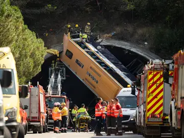 Un autobús queda atravesado en la entrada de un túnel en Barcelona dejando tres heridos críticos y 11 graves