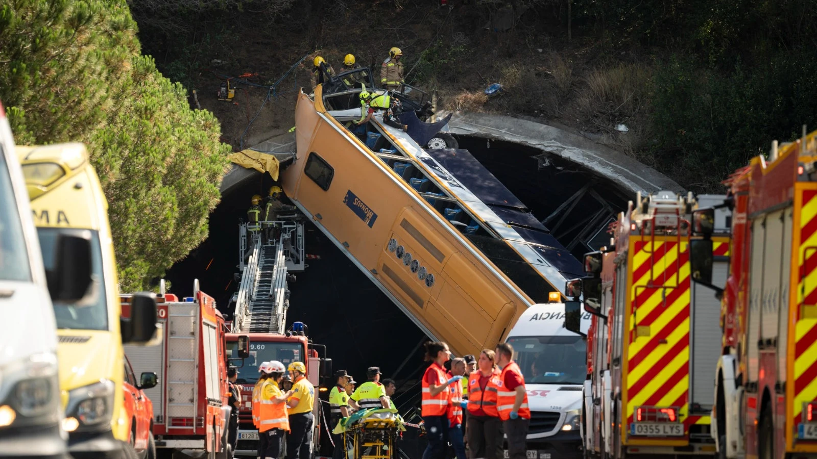 Un autobús queda atravesado en la entrada de un túnel en Barcelona dejando tres heridos críticos y 11 graves