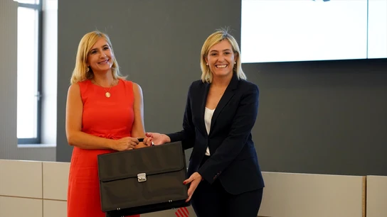 La hasta hoy consellera de Justicia e Interior, Elisa Núñez (d), traspasa la cartera a la nueva consellera de Justicia e Interior del Gobierno valenciano, Salomé Pradas (i) La hasta hoy consellera de Justicia e Interior, Elisa Núñez (d), traspasa la cartera a la nueva consellera de Justicia e Interior del Gobierno valenciano, Salomé Pradas (i)