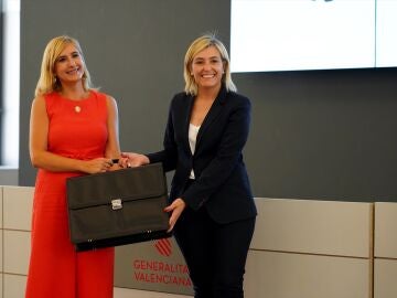La hasta hoy consellera de Justicia e Interior, Elisa Núñez (d), traspasa la cartera a la nueva consellera de Justicia e Interior del Gobierno valenciano, Salomé Pradas (i)