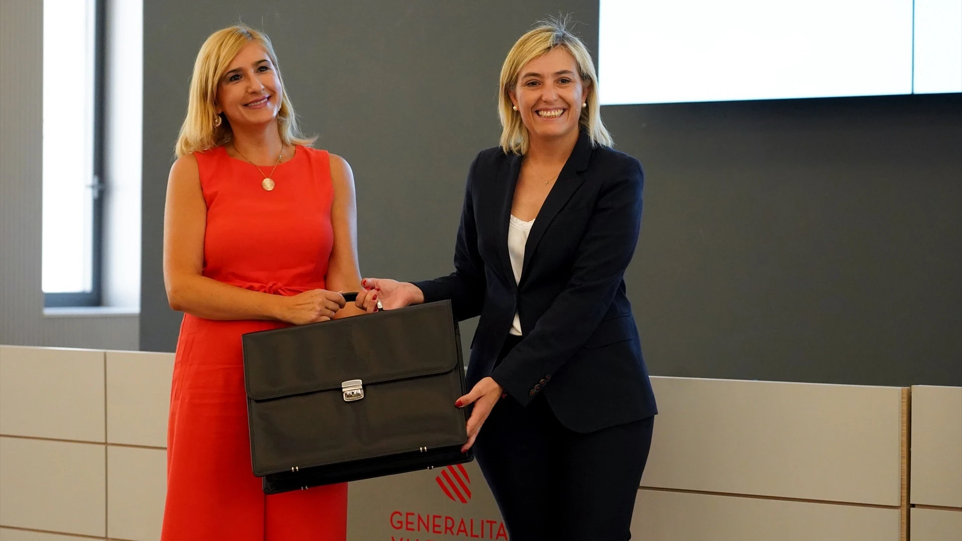 La hasta hoy consellera de Justicia e Interior, Elisa Núñez (d), traspasa la cartera a la nueva consellera de Justicia e Interior del Gobierno valenciano, Salomé Pradas (i)