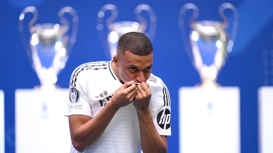 Kylian Mbappé se besa el escudo en su presentación con el Real Madrid Kylian Mbappé se besa el escudo en su presentación con el Real Madrid
