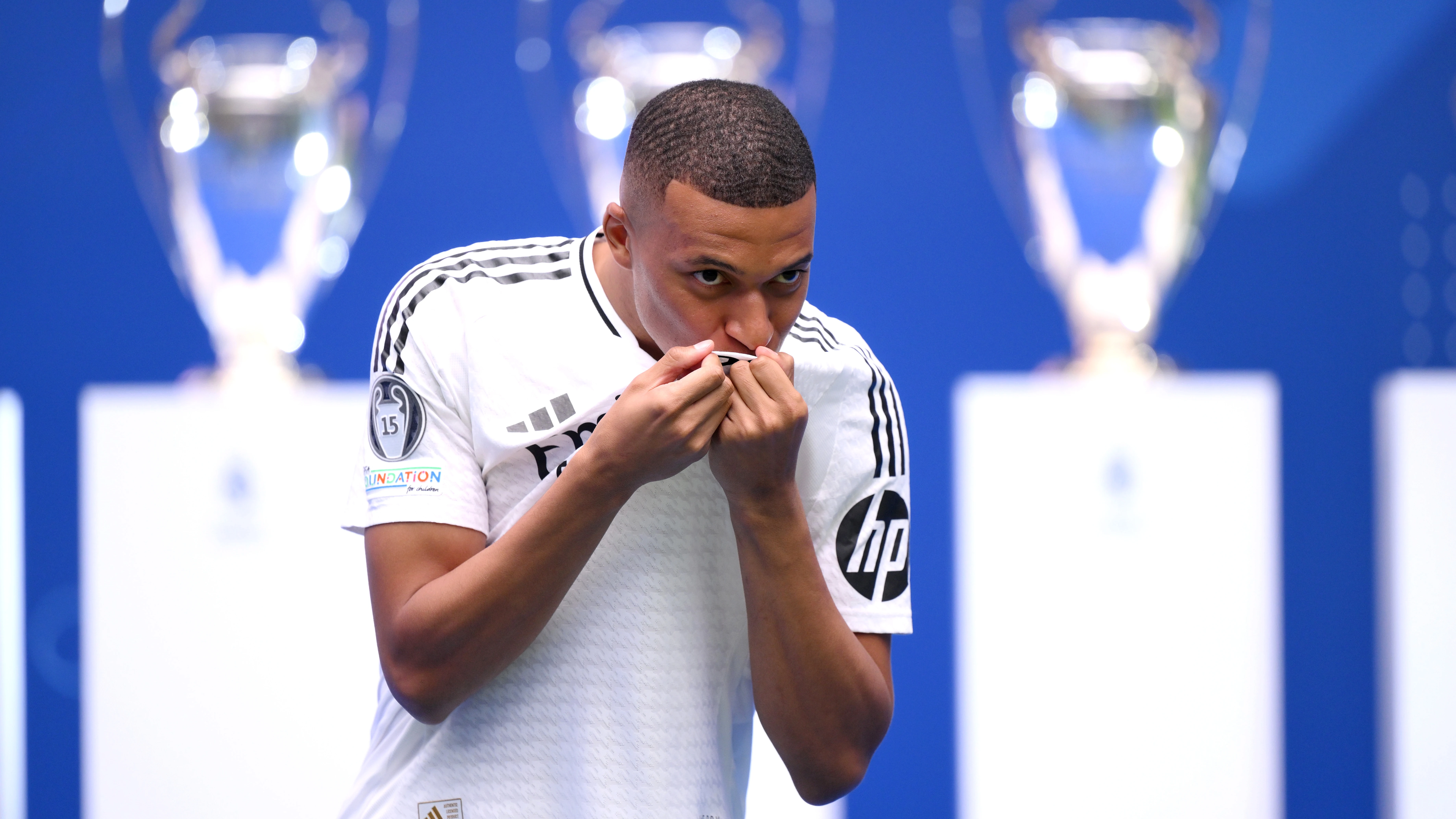 Kylian Mbappé se besa el escudo en su presentación con el Real Madrid