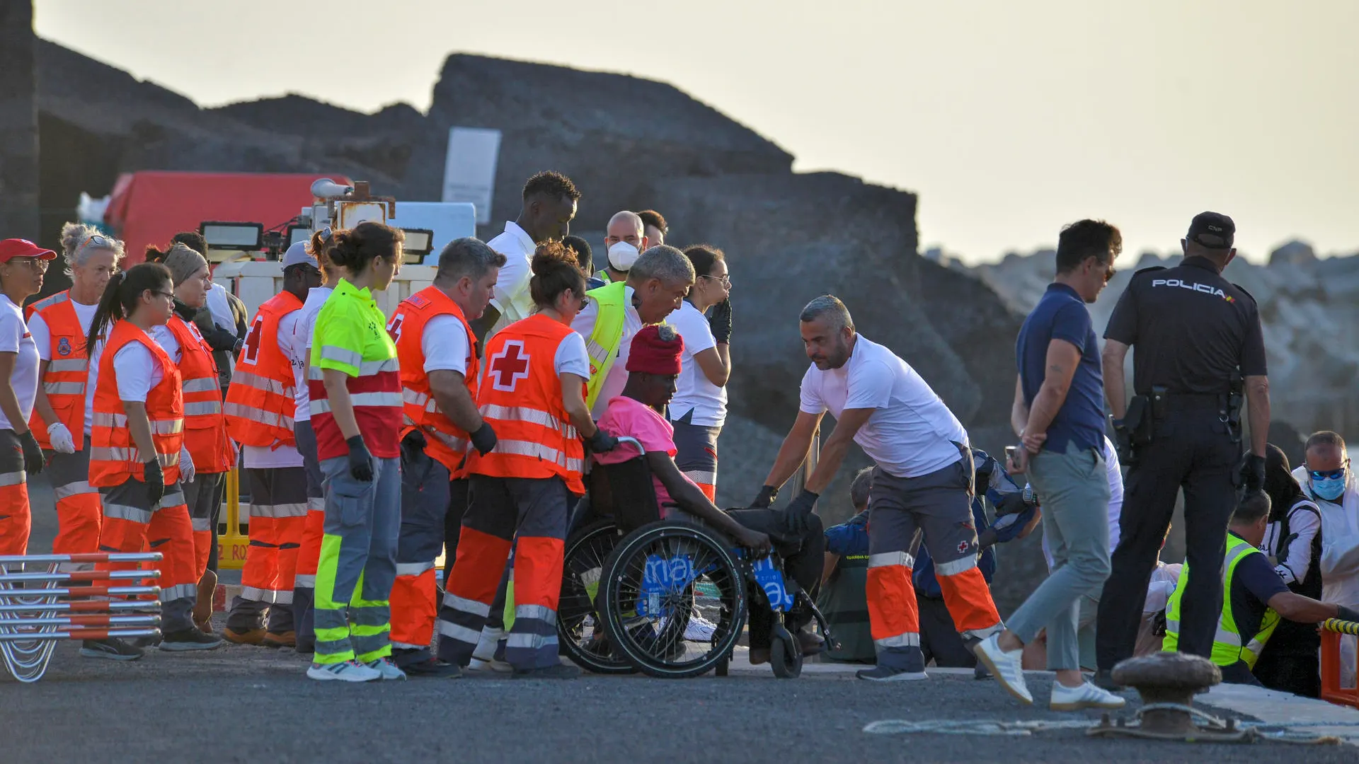 Llegada al puerto de La Restinga de 94 inmigrantes rescatados por Salvamento Marítimo en aguas cercanas a El Hierro, en una imagen de archivo.