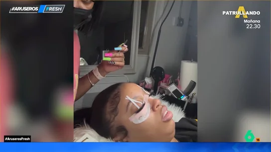 Una mujer se queda dormida mientras le hacen las pestañas y la esteticien decide grabarla roncando Una mujer se queda dormida mientras le hacen las pestañas y la esteticien decide grabarla roncando