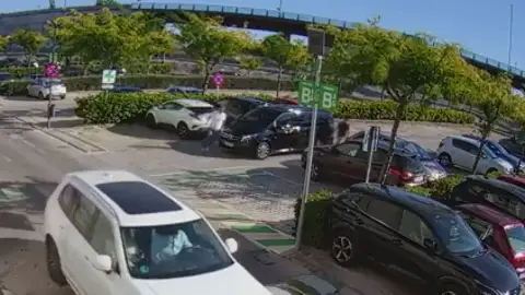 Graban un intento de secuestro a plena luz del día en el parking de un centro comercial de Majadahonda