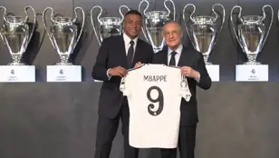 Mbappé posa junto con la camiseta del Real Madrid y Florentino