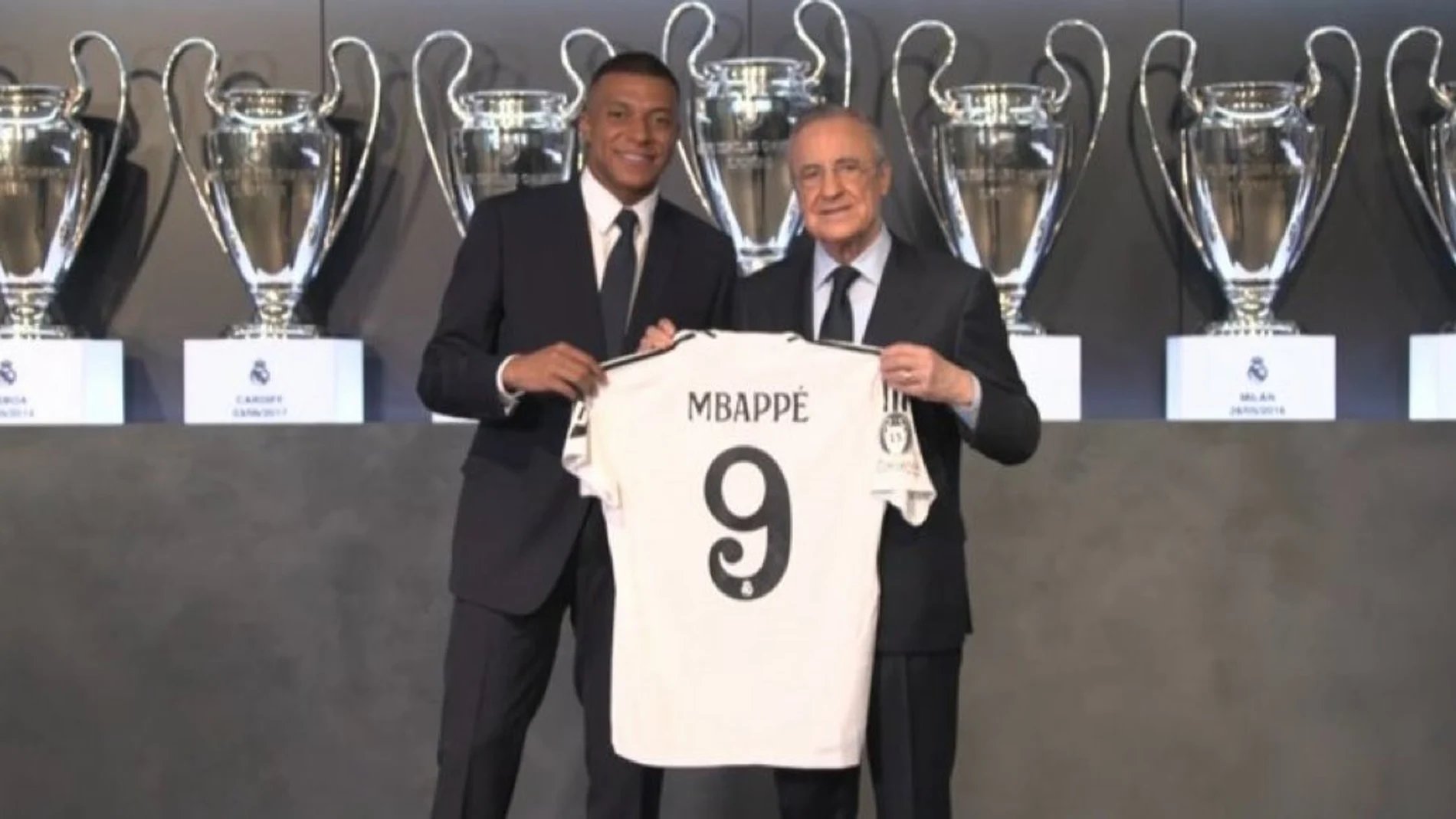 Mbappé posa junto con la camiseta del Real Madrid y Florentino