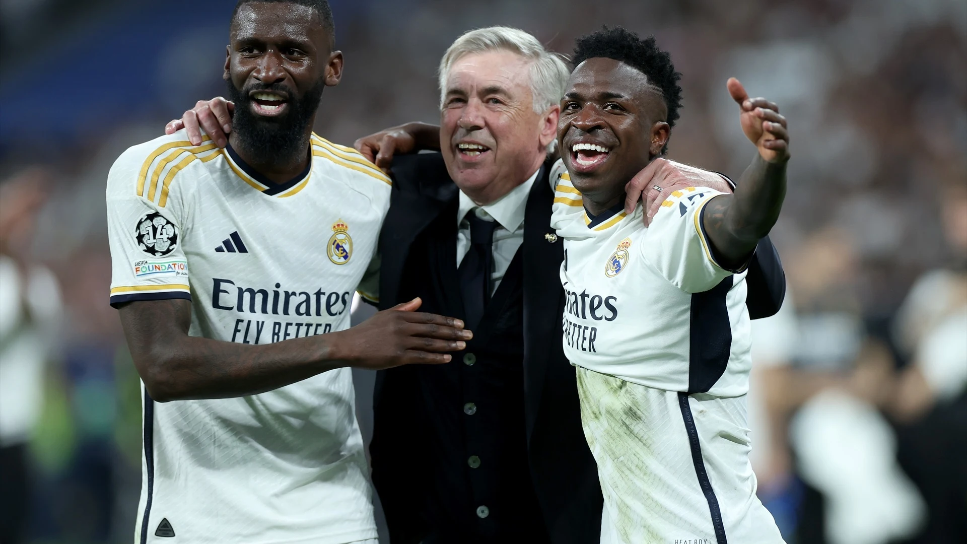 Antonio Rudiger y Vinicius Junior junto a Carlo Ancelotti.