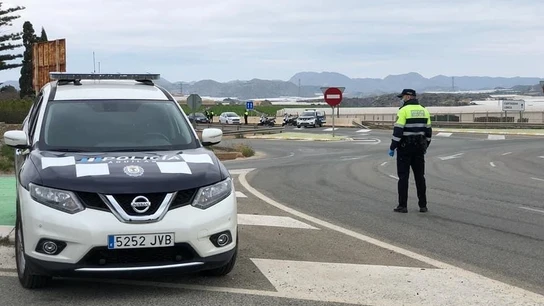 Detenido en Águilas (Murcia) tras profanar la tumba de su hermano y llevarse la cabeza Policía Local de Águilas realiza un control de tráfico