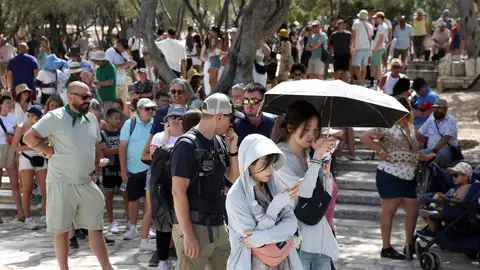 Turistas en la Acrópolis de Atenas bajo una ola de calor en Grecia Turistas en la Acrópolis de Atenas bajo una ola de calor en Grecia