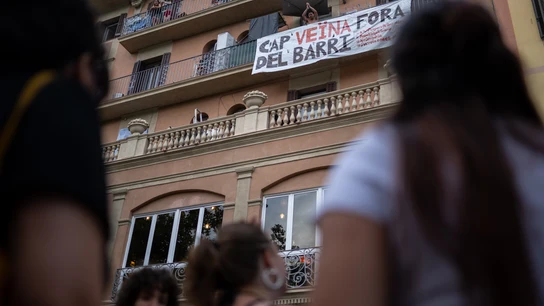 Un hombre con una pancarta en su balcón durante una manifestación contra el turismo masificado Un hombre con una pancarta en su balcón durante una manifestación contra el turismo masificado