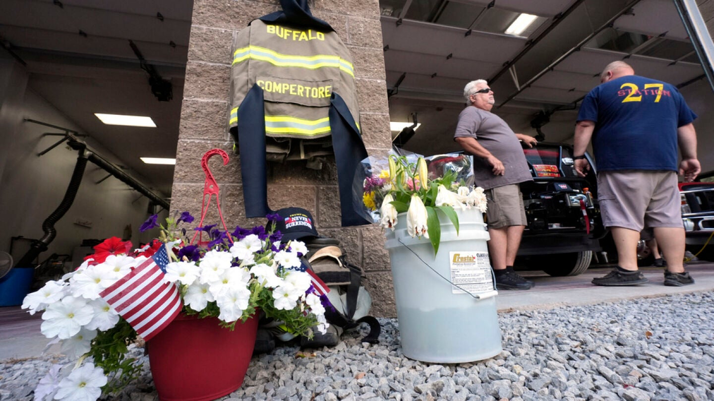Memorial por el bombero fallecido en el atentado contra Trump.