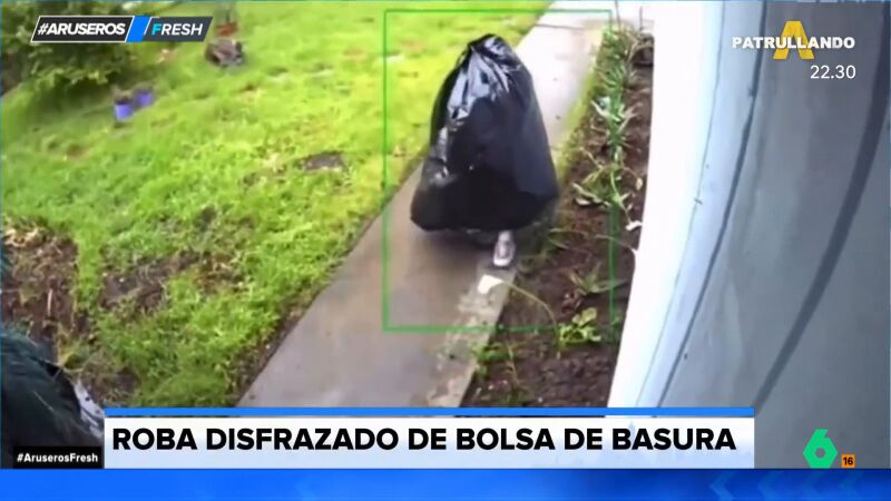 Un ladrón metido en una bolsa de basura se sale con la suya: las cámaras le graban, pero no se ve su cara