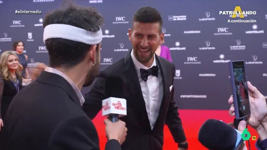 El momento de Isma Juárez con Djokovic después de que Rafa Nadal y Alcaraz 'pasaran' de él En este reportaje, que ahora recupera El Intermedio, Isma Juárez conseguía hablar con personalidades del deporte como Cafú, Induráin o Garbiñe Muguruza. Además, en este vídeo vive un momento de 'tenista a tenista' con Novak Djokovic.