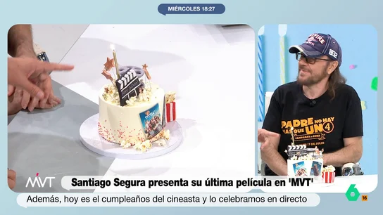 La tarta sorpresa a Santiago Segura por su cumpleaños Santiago Segura presenta 'Padre no hay más que uno 4: Campanas de boda' en Más Vale Tarde y recibe de la mano de Pablo Ojeda una sorpresa en forma de tarta para felicitarle por su cumpleaños. El divertido momento, en este vídeo.
