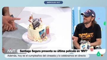 La tarta sorpresa a Santiago Segura por su cumpleaños