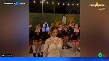 El emotivo viral de un equipo de baile al sorprender a su entrenadora con una actuación el día de su boda