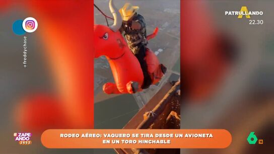 Muy peligroso: un vaquero se tira desde una avioneta en un toro hinchable
