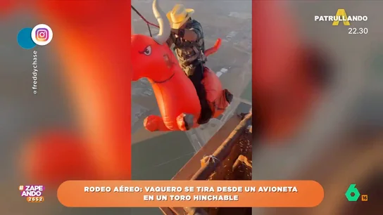 Muy peligroso: un vaquero se tira desde una avioneta en un toro hinchable Muy peligroso: un vaquero se tira desde una avioneta en un toro hinchable