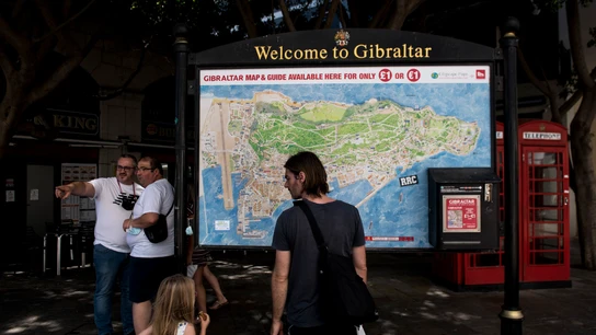 Un hombre frente a un mapa de Gibraltar en Grand Casemate Square el 03 de julio de 2021 en Gibraltar, Gibraltar. Un hombre frente a un mapa de Gibraltar en Grand Casemate Square el 03 de julio de 2021 en Gibraltar, Gibraltar.