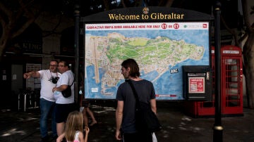 Un hombre frente a un mapa de Gibraltar en Grand Casemate Square el 03 de julio de 2021 en Gibraltar, Gibraltar.