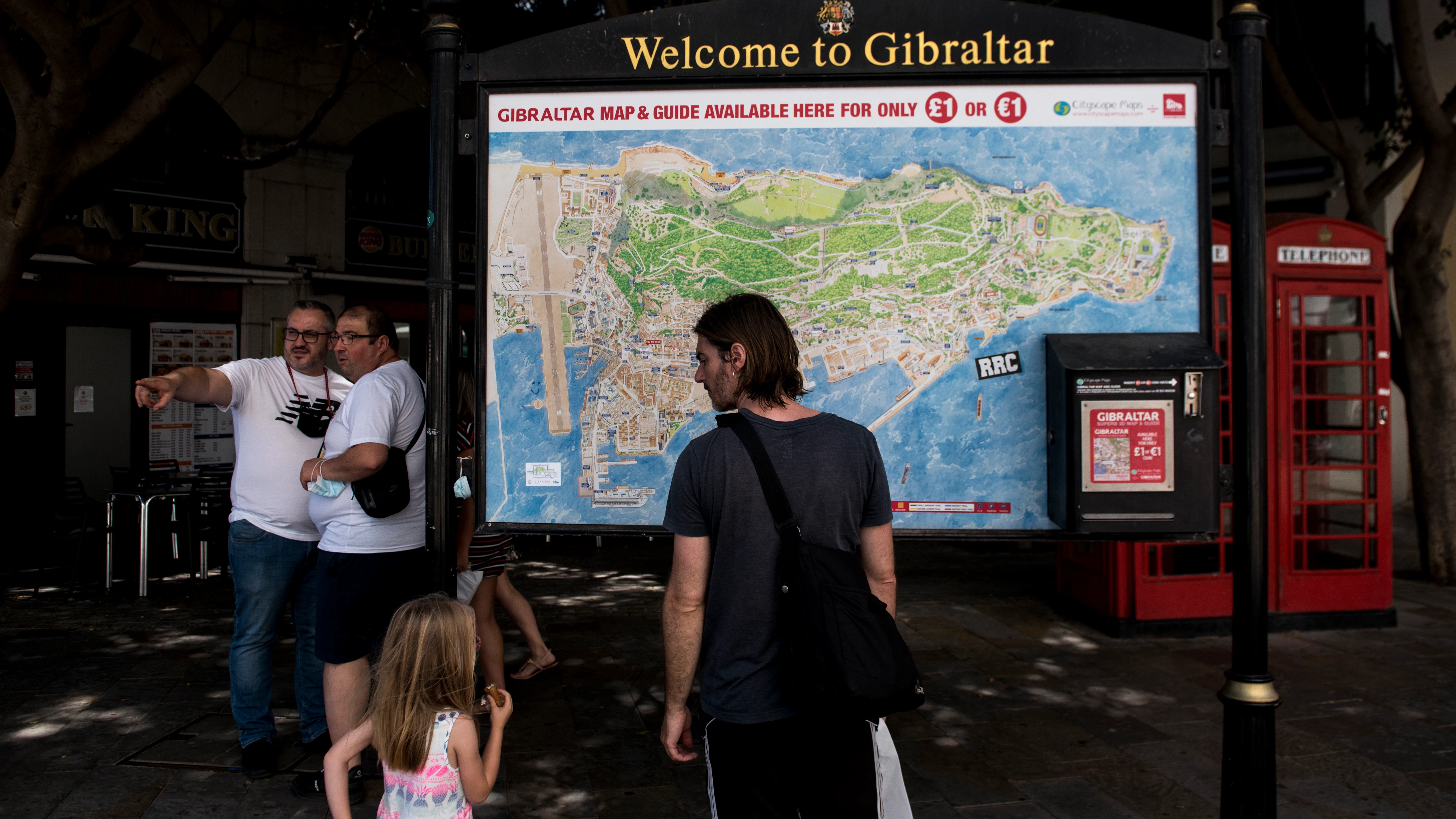 Un hombre frente a un mapa de Gibraltar en Grand Casemate Square el 03 de julio de 2021 en Gibraltar, Gibraltar.