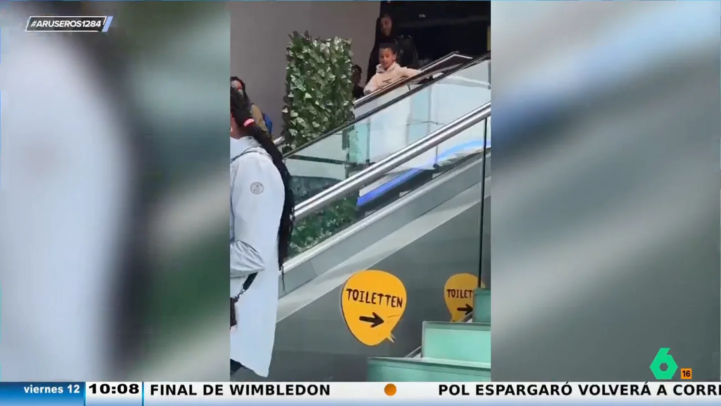Un joven enseña cómo colarse en un cine disfrazado de seto ante la estupefacción de los clientes Un joven enseña cómo colarse en un cine disfrazado de seto ante la estupefacción de los clientes