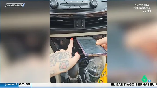 La cara de una madre al ver que su hija intenta encajar el móvil en el reproductor de CDs del coche La cara de una madre al ver que su hija intenta encajar el móvil en el reproductor de CDs del coche