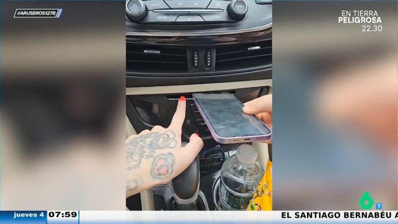 La cara de una madre al ver que su hija intenta encajar el móvil en el reproductor de CDs del coche