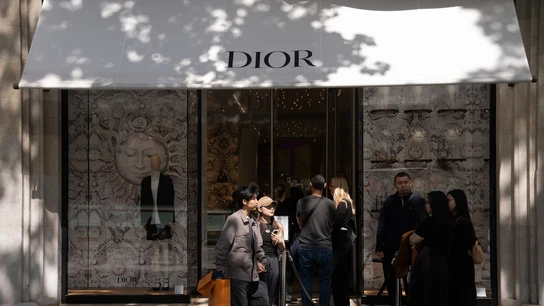 Italia investiga a Armani y Dior por condiciones ilegales de trabajo en sus proveedores Varias personas esperan para entrar en una tienda de Dior en Barcelona.