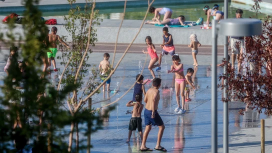 Varias personas se refrescan en el parque del Canal de Isabel II este miércoles en Madrid ante la llegada de la ola de calor. Varias personas se refrescan en el parque del Canal de Isabel II este miércoles en Madrid ante la llegada de la ola de calor.