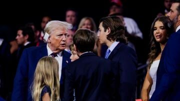 Donald Trump con su familia en la tercera jornada de la Convención Republicana en Milwaukee, Wisconsin