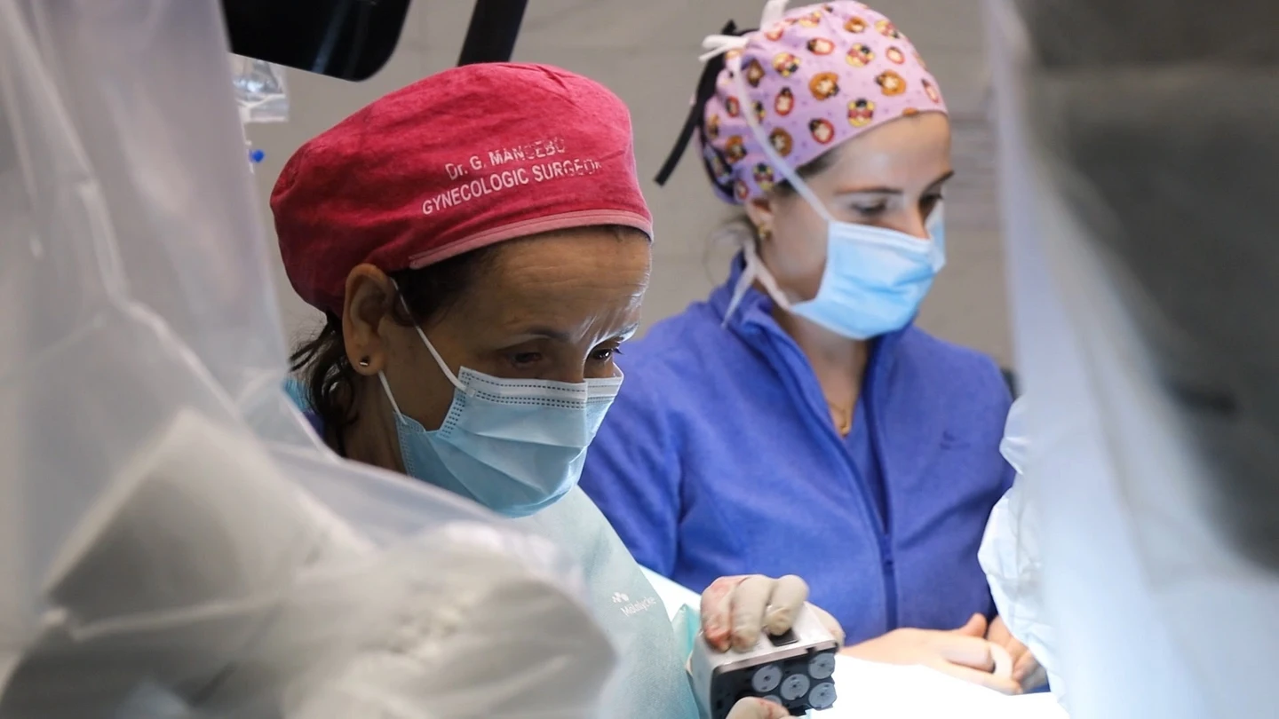 El Hospital del Mar de Barcelona realiza la primera trasposición uterina en España. El Hospital del Mar de Barcelona realiza la primera trasposición uterina en España.