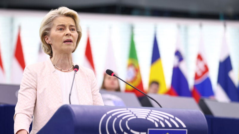 Ursula von der Leyen se dirige a la Eurocámara antes de la votación para renovar su mandato, en Estrasburgo, Francia, el 18 de julio de 2024. 