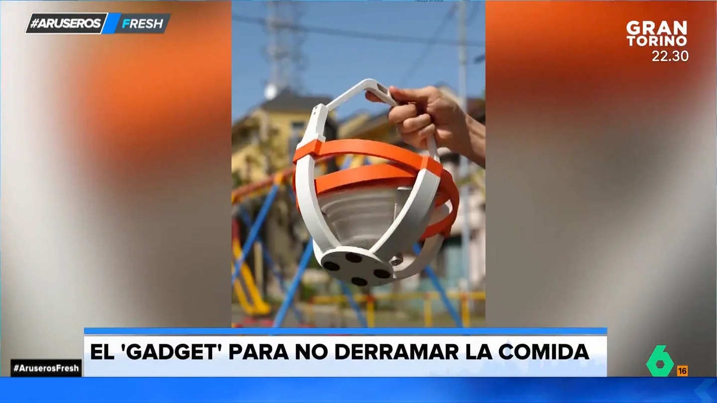 Alfonso Arús muestra el invento definitivo para transportar un túper sin riesgo de que pueda derramarse Alfonso Arús muestra el invento definitivo para transportar un túper sin riesgo de que pueda derramarse