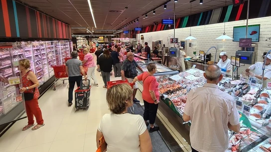 Foto de archivo de un supermercado. Foto de archivo de un supermercado.