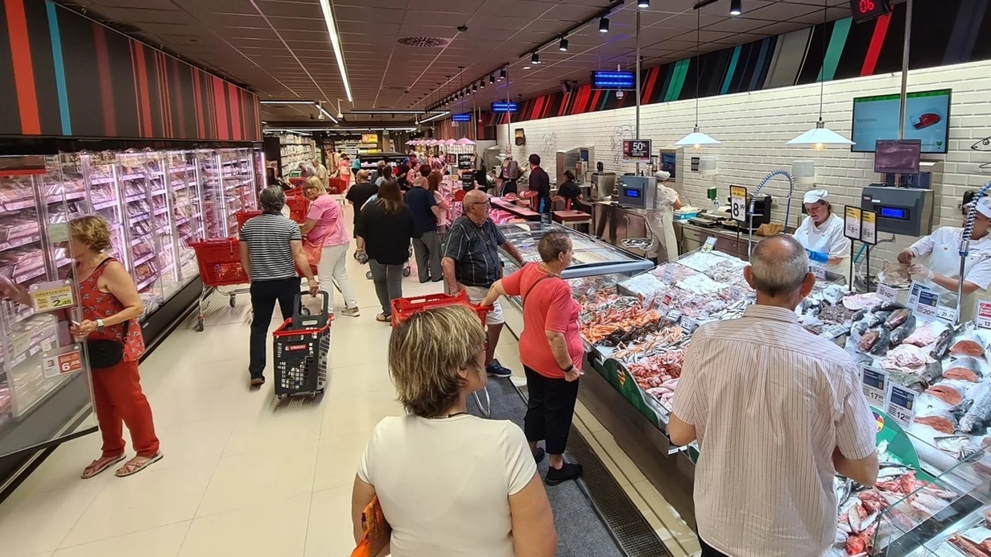 Foto de archivo de un supermercado. Foto de archivo de un supermercado.