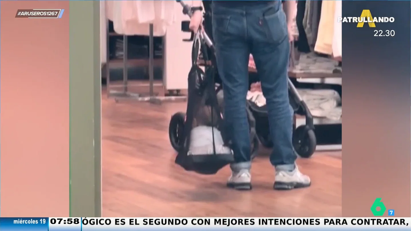 Un padre aprovecha la cesta de la compra para balancear a su hijo mientras pasea por la tienda Un padre aprovecha la cesta de la compra para balancear a su hijo mientras pasea por la tienda