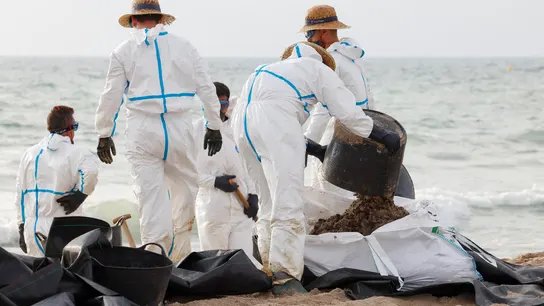 Varios operarios trabajan en la limpieza de la playa afectada. Varios operarios trabajan en la limpieza de la playa afectada.