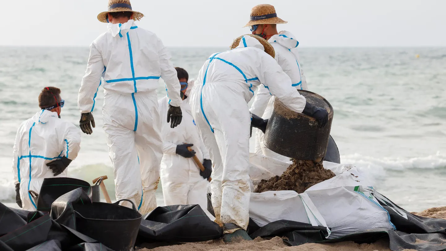 Varios operarios trabajan en la limpieza de la playa afectada. Varios operarios trabajan en la limpieza de la playa afectada.